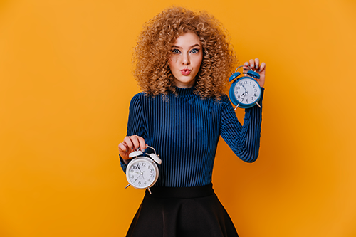 Femme qui tient des montres